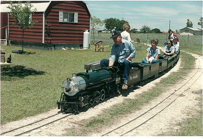 File:JimJackson running DavidHannahIII Mikado 3.jpg