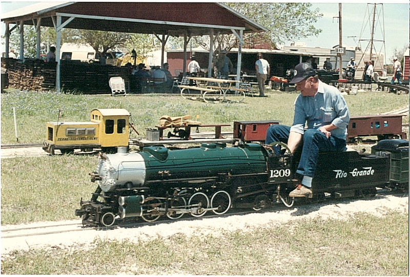 File:JimJackson running DavidHannahIII Mikado 4.jpg