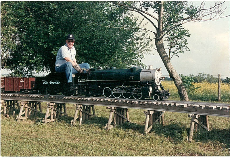 File:JimJackson running DavidHannahIII Mikado 2.jpg